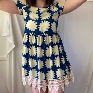 Vintage daisy dress with lace trim